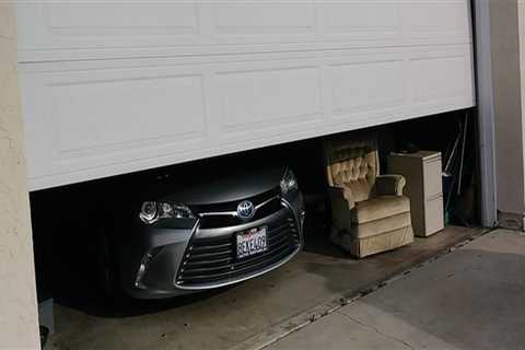 Can garage doors be opened manually?