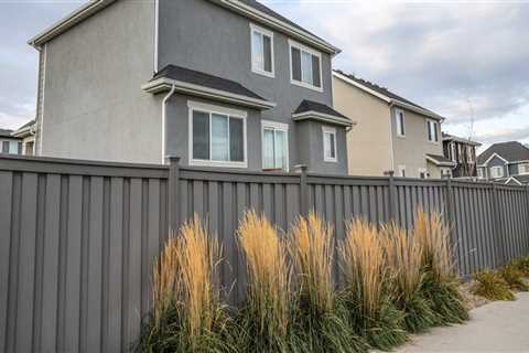 Does vinyl last longer than wood fence?